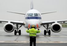 Adwokat z kancelarii Röhrenschef w lotniczym zarządzie negocjuje ze strajkującymi pilotami