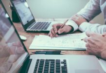 Dwie kancelarie w sfinalizowanym zakupie kawałka biznesu wyprzedawanego przez firmę informatyczną