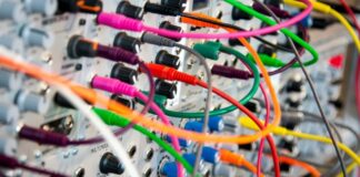 Tercet kancelarii w sprzedaży kabli czeskiej zbrojeniówce