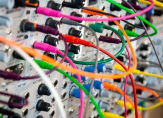 Tercet kancelarii w sprzedaży kabli czeskiej zbrojeniówce